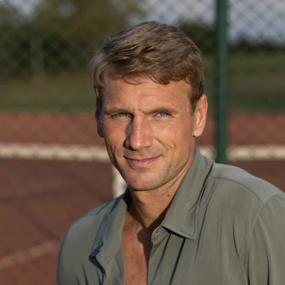 Oliver Thorne — Racquet & Course Analyst